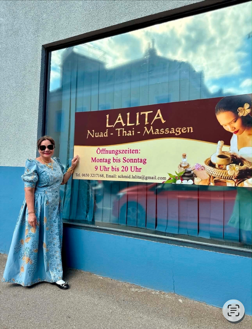 Lalita vor ihrem Studio