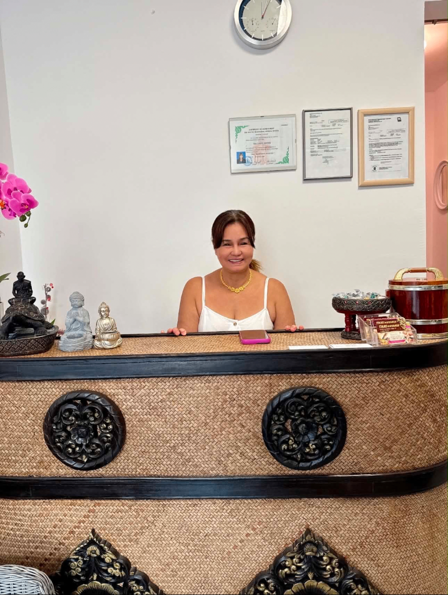 Empfang mit Buddha-Statuen und Orchideen